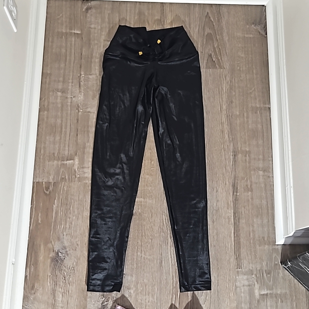 Scrunchbutt wet look leggings
